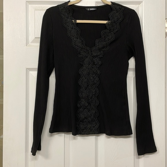 🆕 NWOT Long Sleeved Black Ribbed Knit Top with Lace Detail - Flattering Vneck! - Picture 1 of 2